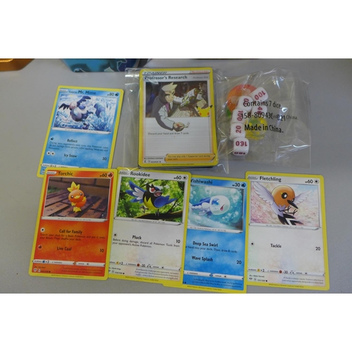 713 - 500 Pokemon cards including holographic