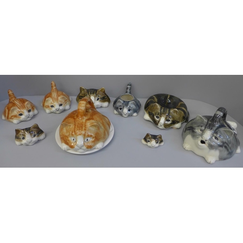 714 - Mike Hinton cat figures including novelty salt and pepper, a graduated set of three wall plaques, te... 