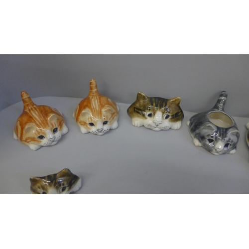 714 - Mike Hinton cat figures including novelty salt and pepper, a graduated set of three wall plaques, te... 