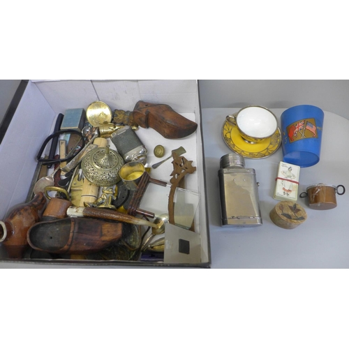 769 - Assorted items including a VJ day cup, a pie funnel/whistle, a pair of Blakeys on card, a agate dish... 