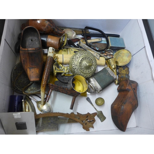 769 - Assorted items including a VJ day cup, a pie funnel/whistle, a pair of Blakeys on card, a agate dish... 