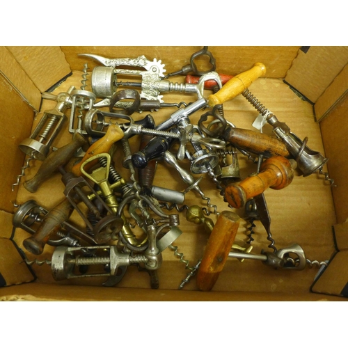 789 - Twenty-five vintage corkscrews