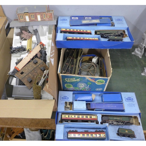 792 - Hornby Dublo model rail, track and some diorama buildings  **PLEASE NOTE THIS LOT IS NOT ELIGIBLE FO... 