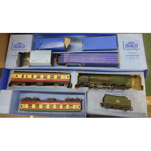 792 - Hornby Dublo model rail, track and some diorama buildings  **PLEASE NOTE THIS LOT IS NOT ELIGIBLE FO... 