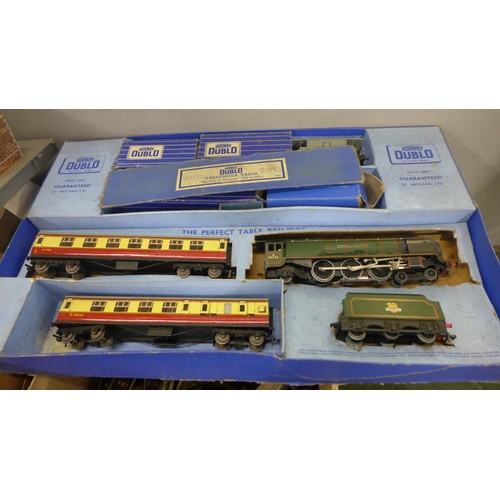 792 - Hornby Dublo model rail, track and some diorama buildings  **PLEASE NOTE THIS LOT IS NOT ELIGIBLE FO... 