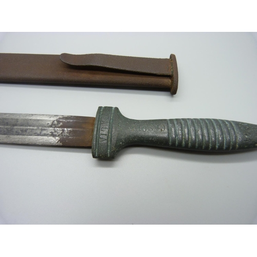 826 - An Italian WWII period fighting knife with scabbard, the handle marked Italia, Casoli and 1944, 28.5... 