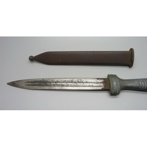 826 - An Italian WWII period fighting knife with scabbard, the handle marked Italia, Casoli and 1944, 28.5... 