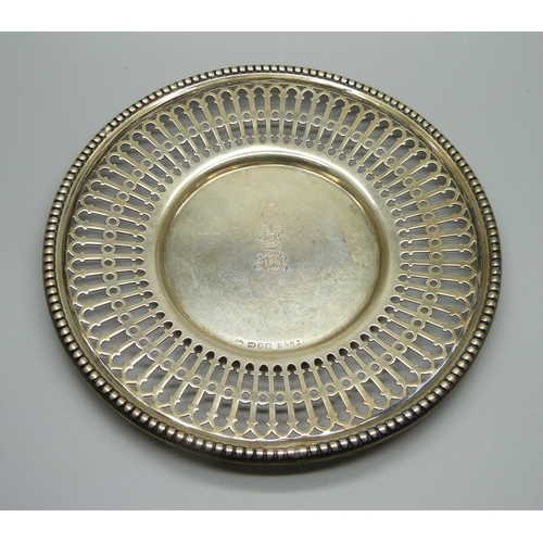 837 - A Victorian pierced silver dish, Sheffield 1853, 194g, 167mm