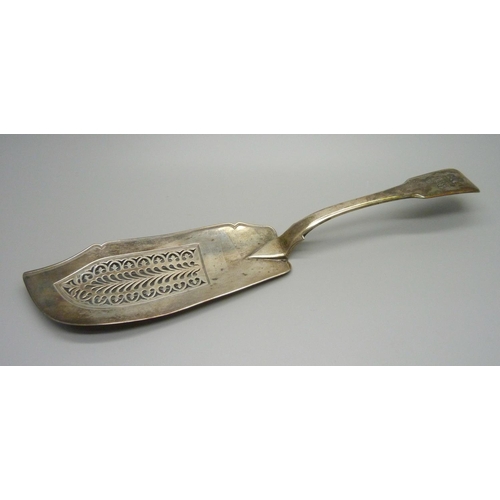 840 - A George IV pierced silver fish slice, London 1825, 160g