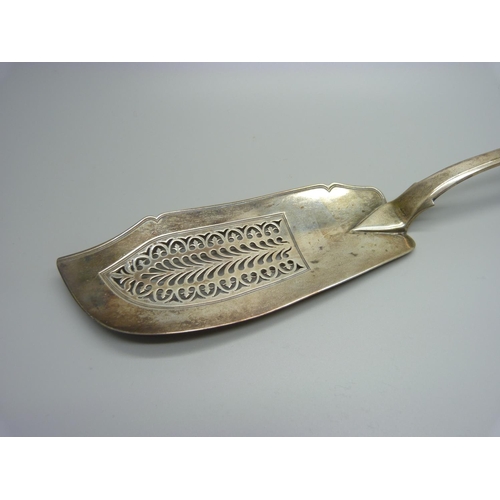 840 - A George IV pierced silver fish slice, London 1825, 160g