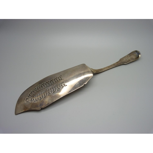 840 - A George IV pierced silver fish slice, London 1825, 160g