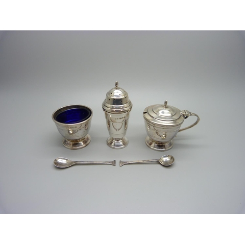 842 - A three piece silver cruet set including two spoons in fitted case, Birmingham 1947, 103g