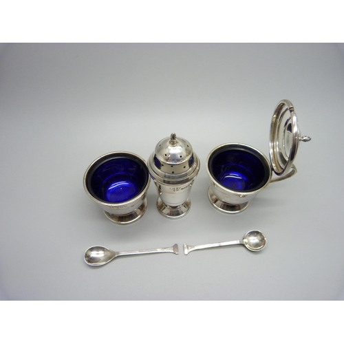 842 - A three piece silver cruet set including two spoons in fitted case, Birmingham 1947, 103g