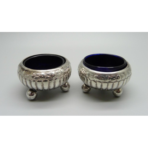 851 - A pair of Victorian silver salts with liners, Birmingham 1886, 38g