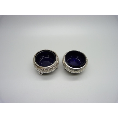 851 - A pair of Victorian silver salts with liners, Birmingham 1886, 38g