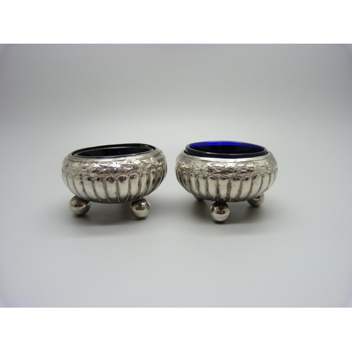 851 - A pair of Victorian silver salts with liners, Birmingham 1886, 38g