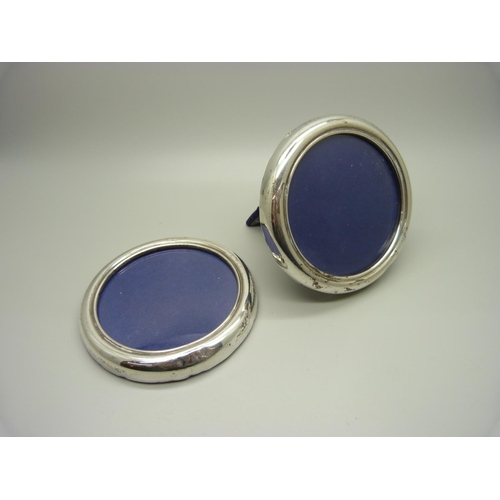 855 - A pair of silver photograph frames, one lacking back stand, a/f, 10cm