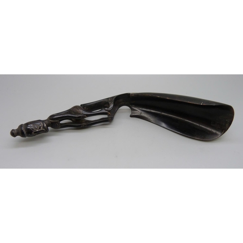 860 - A carved horn grain scoop, 24cm