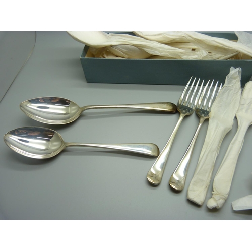 863 - A collection of silver spoons and forks, Viner's, Sheffield 1948, twelve forks, (6+6), ten spoons, (... 