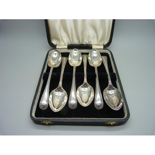 864 - A cased set of six silver spoons, Sheffield 1902, 203g