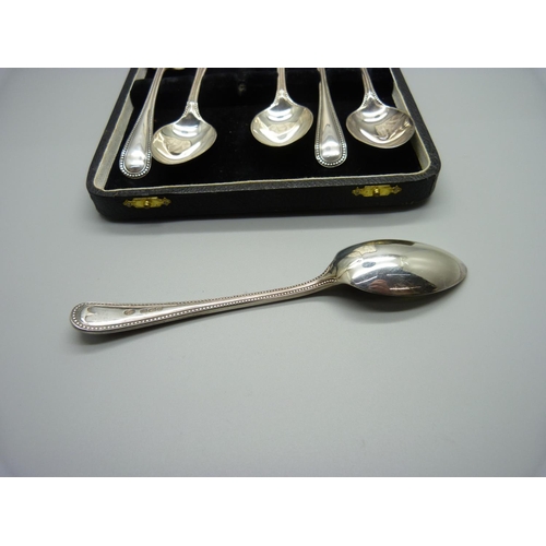 864 - A cased set of six silver spoons, Sheffield 1902, 203g