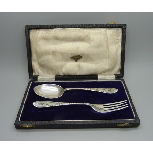 865 - A cased silver Christening set, Sheffield 1923, 50g