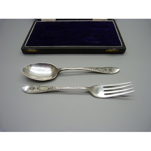 865 - A cased silver Christening set, Sheffield 1923, 50g