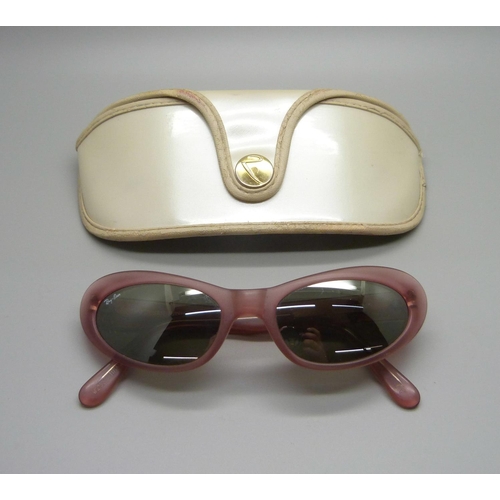 870 - A pair of vintage Ray Ban sunglasses, with case