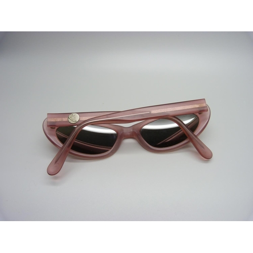 870 - A pair of vintage Ray Ban sunglasses, with case