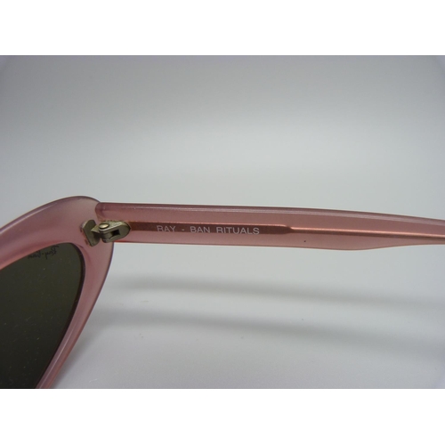 870 - A pair of vintage Ray Ban sunglasses, with case