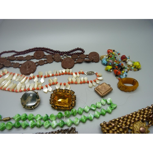 873 - Vintage jewellery including a filigree bracelet and an agate brooch