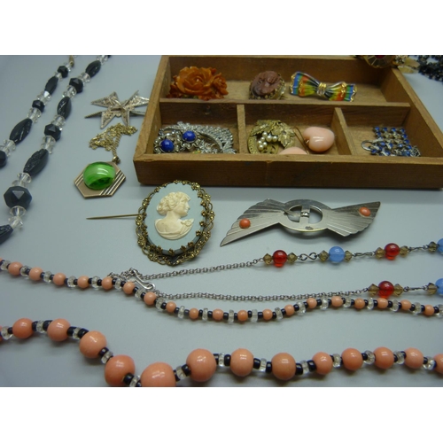 874 - A collection of vintage jewellery