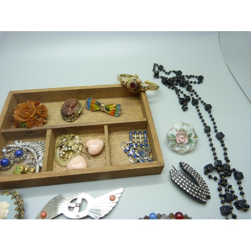 874 - A collection of vintage jewellery