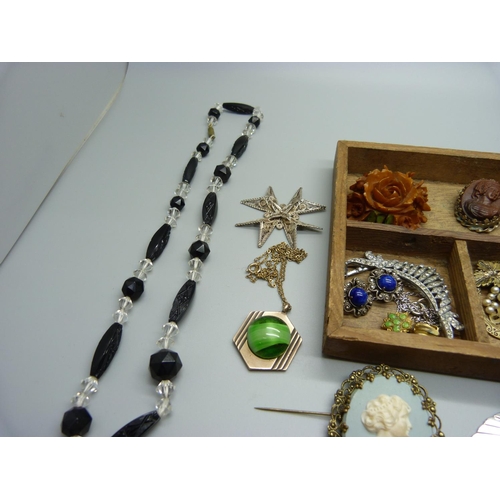 874 - A collection of vintage jewellery