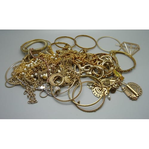 885 - Gold tone and gold plated jewellery