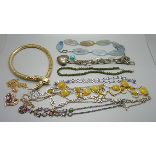 886 - Ten vintage necklaces