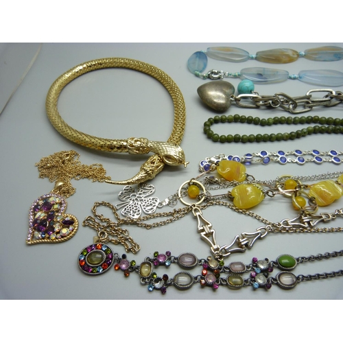 886 - Ten vintage necklaces