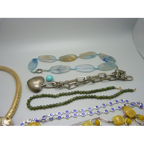 886 - Ten vintage necklaces