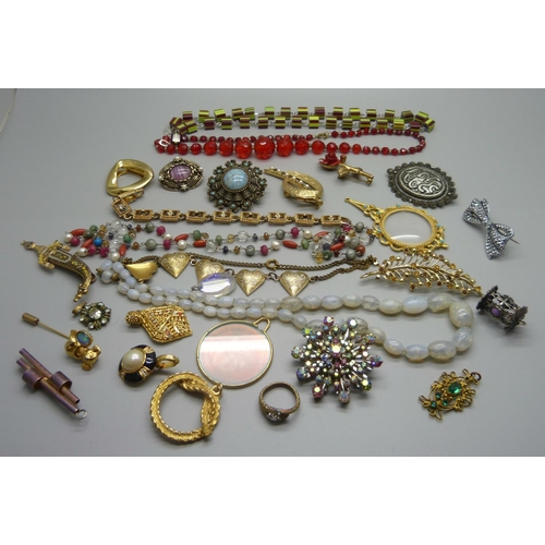 899 - Costume jewellery