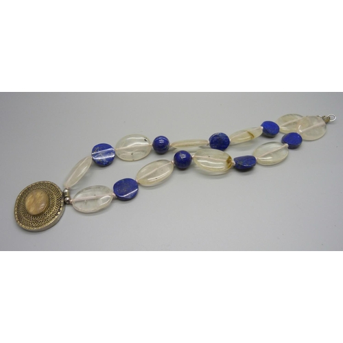 901 - A lapis lazuli and quartz necklace