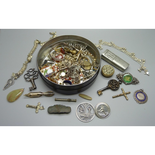 903 - A tin of assorted jewellery and other items