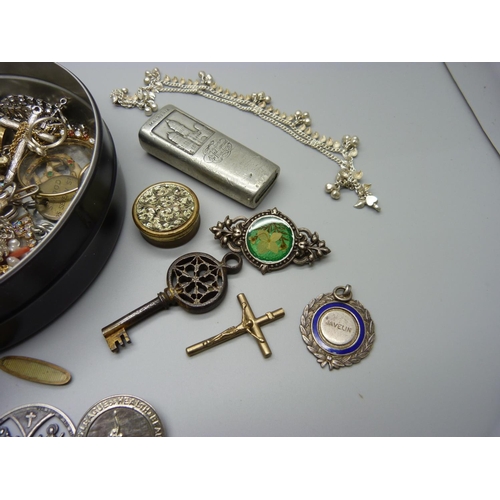 903 - A tin of assorted jewellery and other items