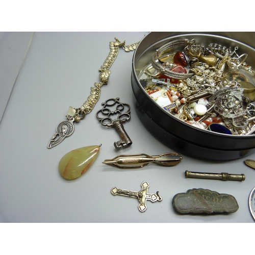 903 - A tin of assorted jewellery and other items