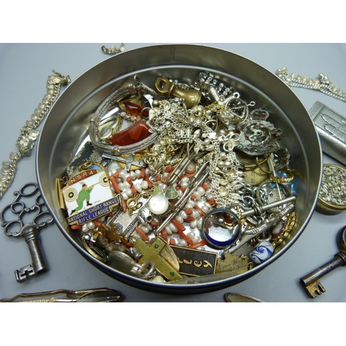 903 - A tin of assorted jewellery and other items