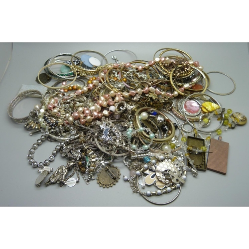 904 - Costume jewellery