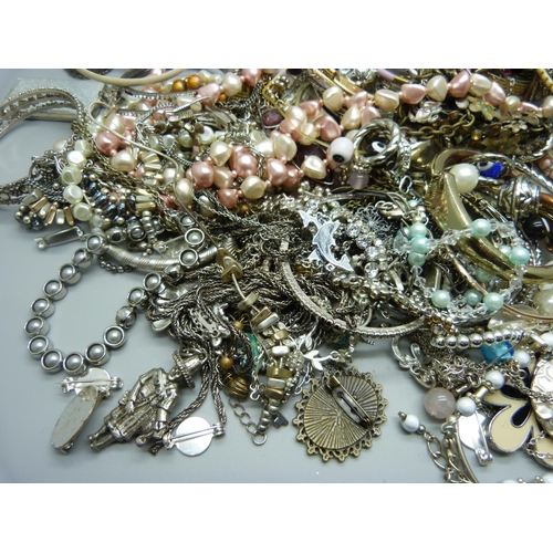 904 - Costume jewellery