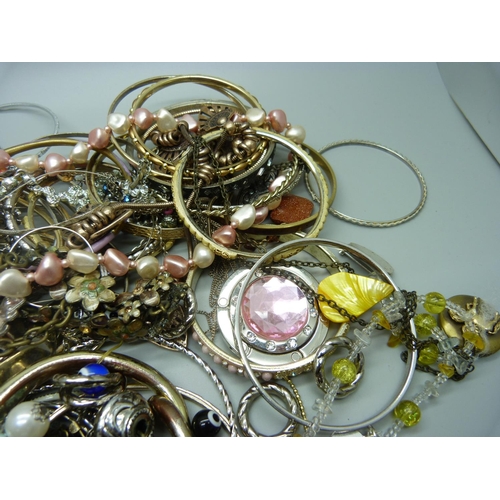 904 - Costume jewellery