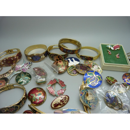 906 - A collection of cloisonne jewellery