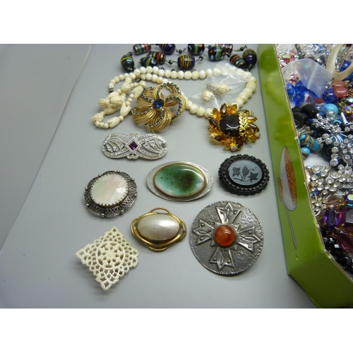 909 - A collection of costume jewellery