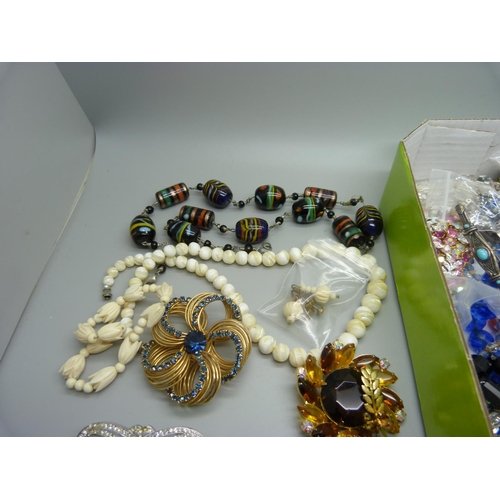 909 - A collection of costume jewellery